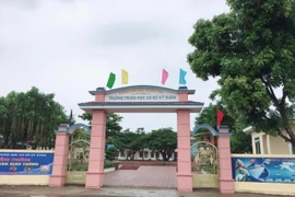 Hiệu phó bị buộc thôi việc vì nhiều tháng không đến cơ quan làm việc