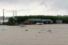 Hà Tĩnh: Cứu sống 9 công nhân bị mắc kẹt giữa dòng nước lũ