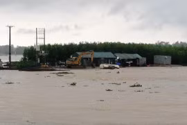 Hà Tĩnh: Cứu sống 9 công nhân bị mắc kẹt giữa dòng nước lũ