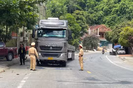 Xử phạt hàng chục xe đầu kéo chở quặng từ Lào về Việt Nam