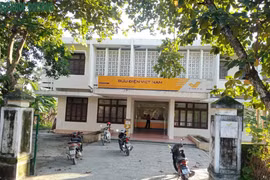 Nhân viên bưu điện bị tố “ăn chặn” tiền trợ cấp của người khuyết tật