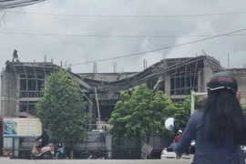 Bê tông vừa đổ xong, giàn giáo công trình Trung tâm Văn hoá đổ sập