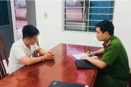 Công an làm việc với các đối tượng “chặt chém” khách gửi xe