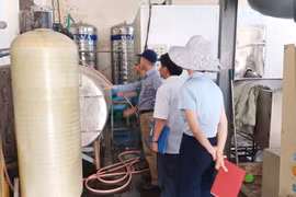 Vụ đỉa “bơi” trong bình nước: Yêu cầu tạm dừng sản xuất