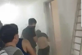 Nghệ An: Căn hộ chung cư bốc cháy, người dân phá cửa dập lửa