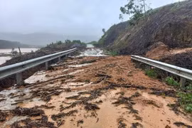 Hà Tĩnh: Hơn 4.000 học sinh nghỉ học do mưa lớn