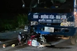 Nghệ An: Xe máy đối đầu xe tải, 3 người thương vong
