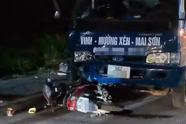 Nghệ An: Xe máy đối đầu xe tải, 3 người thương vong