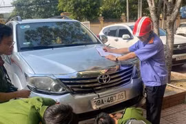 Khởi tố đối tượng điều khiển ô tô đâm bạn nhậu