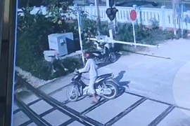 Nữ nhân viên gác chắn cứu người đàn ông trước mũi tàu hoả