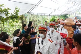 "Đội mưa" đón Liệt sĩ Lê Ánh Sáng về với đất mẹ