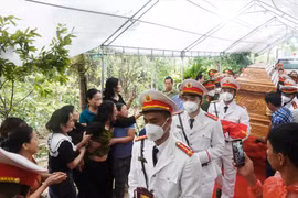 "Đội mưa" đón Liệt sĩ Lê Ánh Sáng về với đất mẹ