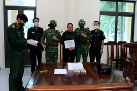 Bắt giữ “nữ quái” vận chuyển 3 bánh heroin qua biên giới