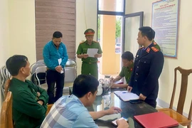 Khởi tố 2 cán bộ kiểm dịch bắt chủ xe lợn “chung chi” 30 triệu đồng