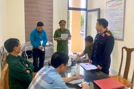 Khởi tố 2 cán bộ kiểm dịch bắt chủ xe lợn “chung chi” 30 triệu đồng