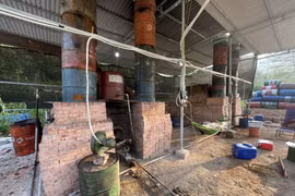 Nghệ An: Bắt quả tang cơ sở tái chế dầu nhớt thải trái phép