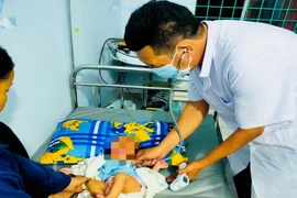 Bé gái sơ sinh bị bỏ rơi trước cổng nhà dân