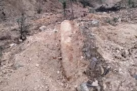 Nghệ An: Đào đất làm nhà, hoảng hồn phát hiện 3 quả bom