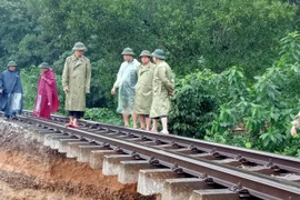 Đường sắt Bắc – Nam bị sạt lở, nhiều đoàn tàu bị ách tắc