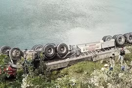 Xe đầu kéo lao xuống sông, tài xế tử vong tại chỗ