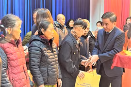 Chủ nhiệm UBKTTW Trần Cẩm Tú tặng quà tết tại Hà Tĩnh