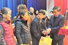 Chủ nhiệm UBKTTW Trần Cẩm Tú tặng quà tết tại Hà Tĩnh