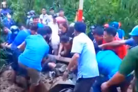 Nghệ An: Sạt lở đất, hai cô giáo may mắn thoát khỏi “tử thần”