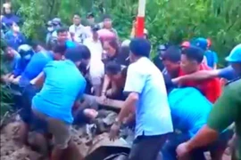 Nghệ An: Sạt lở đất, hai cô giáo may mắn thoát khỏi “tử thần”