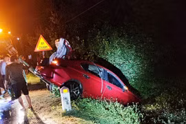 Hà Tĩnh: Ô tô lao xuống hồ nước, 6 người thương vong