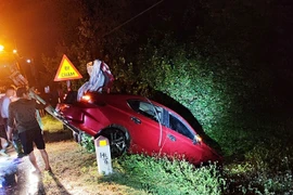 Hà Tĩnh: Ô tô lao xuống hồ nước, 6 người thương vong