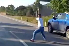 Xác minh thông tin “cầm gậy golf lao ra giữa đường dằn mặt tài xế khác”