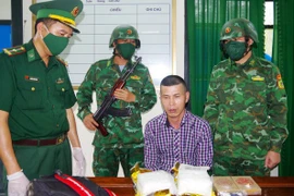 Bắt giữ 2 đối tượng vận chuyển 4 bánh heroin, 2kg ma tuý đá