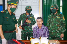 Bắt giữ 2 đối tượng vận chuyển 4 bánh heroin, 2kg ma tuý đá