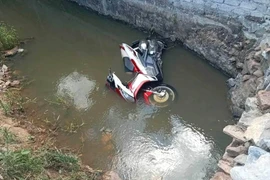 Xe máy lao xuống mương nước, 2 người thương vong
