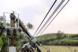 Nghệ An: Sau nắng nóng, nhiều nhà dân bị giông lốc thổi bay