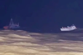 Quảng Bình: Giải cứu thành công 10 ngư dân gặp nạn trên biển