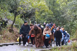 Hà Tĩnh: Người dân nườm nượp đổ về chùa Hương Tích du xuân