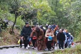 Hà Tĩnh: Người dân nườm nượp đổ về chùa Hương Tích du xuân