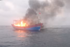 Nghệ An: Cháy tàu cá, 10 ngư dân may mắn thoát nạn