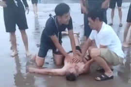 Nghệ An: Cứu sống 4 du khách đuối nước ở biển Cửa Lò