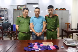 Bắt quả tang đối tượng vận chuyển 2 bánh heroin, 6.000 viên ma túy