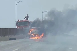 Nghệ An: Đang chạy giữa đường, ôtô bất ngờ bốc cháy dữ dội