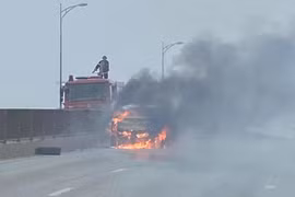 Nghệ An: Đang chạy giữa đường, ôtô bất ngờ bốc cháy dữ dội