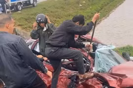 Hiện trường vụ xe tải va chạm ô tô con, nhiều người bị thương