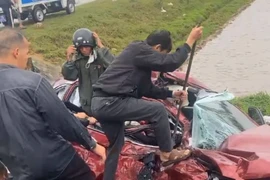 Hiện trường vụ xe tải va chạm ô tô con, nhiều người bị thương