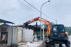 Giải toả 46 nhà hàng ven đê ở Khu du lịch biển Thiên Cầm