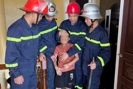 Nghệ An: Giải cứu 3 người mắc kẹt trong thang máy