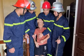Nghệ An: Giải cứu 3 người mắc kẹt trong thang máy