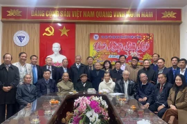 Chủ tịch VUSTA Phan Xuân Dũng tặng quà cho nhân sĩ trí thức, người nghèo tại Hà Tĩnh