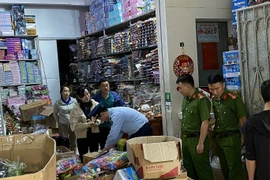 Phát hiện lượng lớn xúc xích, chân gà không rõ nguồn gốc